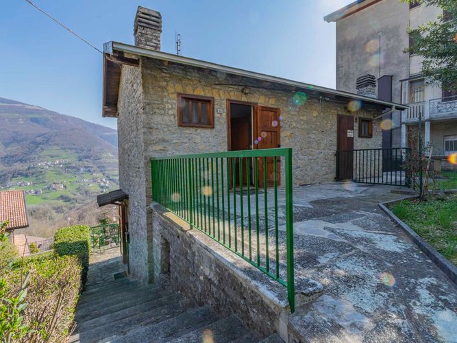 Rota Imagna, imperdibile casetta in pietra con giardino privato Rota d'Imagna