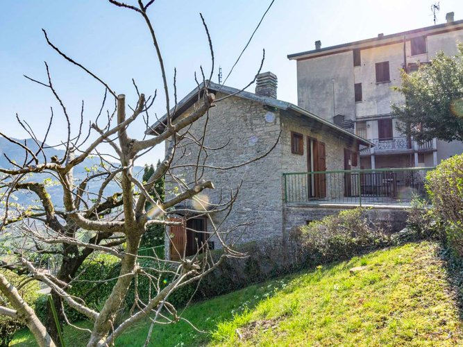 Rota Imagna, imperdibile casetta in pietra con giardino privato Rota d'Imagna
