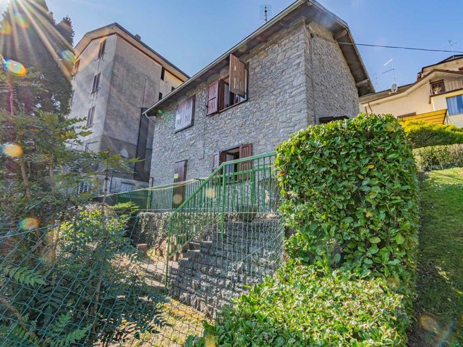 Rota Imagna, imperdibile casetta in pietra con giardino privato