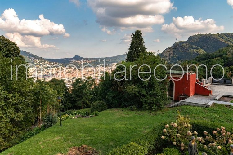 In villa d’epoca con parco Como