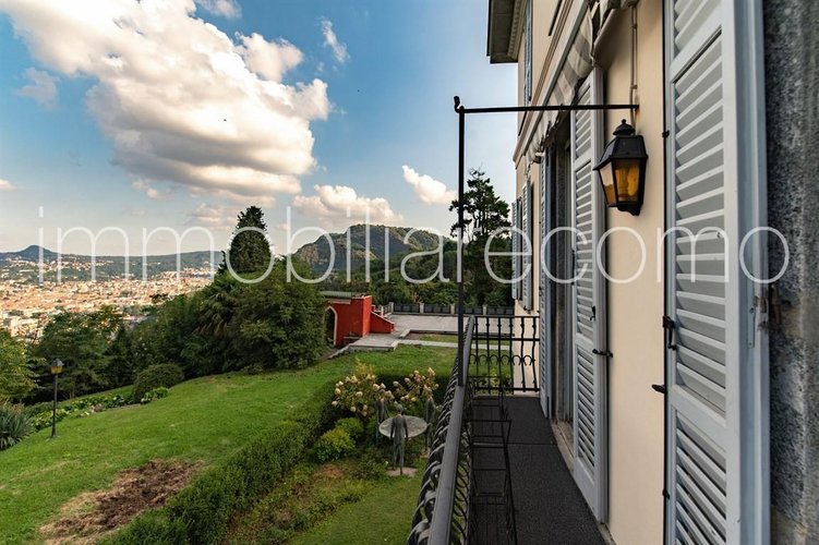 In villa d’epoca con parco Como