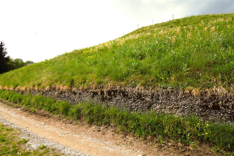 Dossena porzione cascinale con terreno Dossena