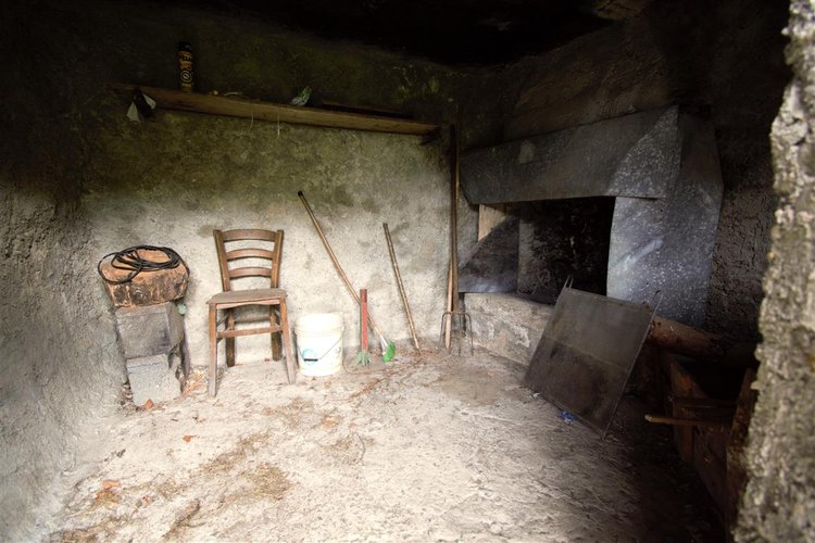 Dossena porzione cascinale con terreno Dossena