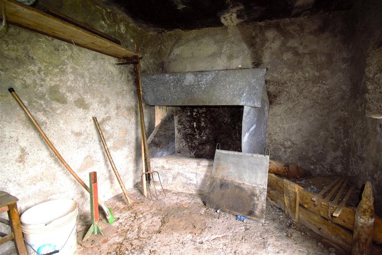 Dossena porzione cascinale con terreno Dossena