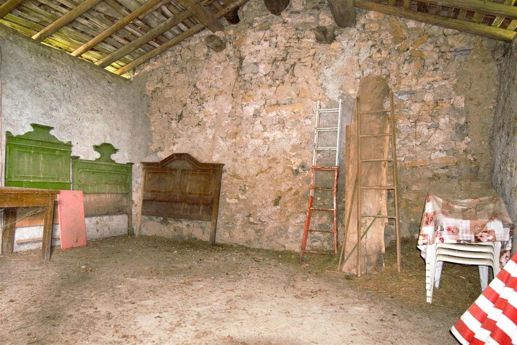 Dossena porzione cascinale con terreno Dossena