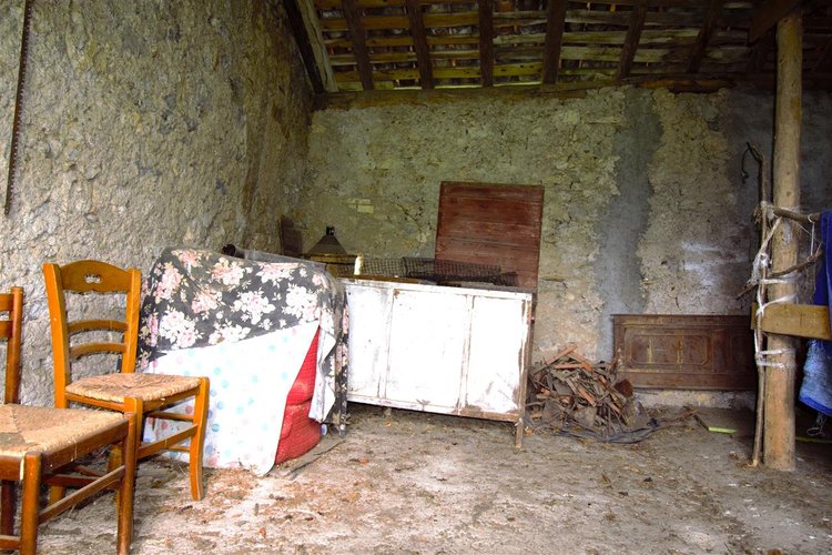 Dossena porzione cascinale con terreno Dossena