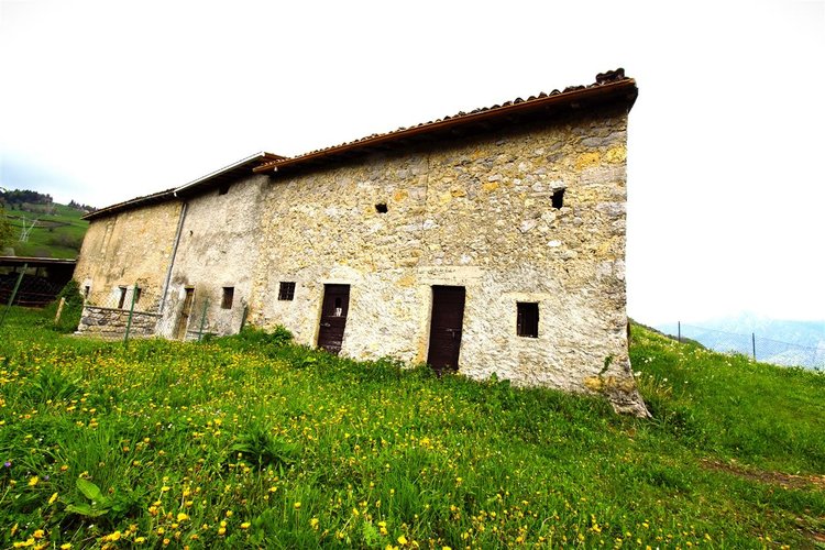 Dossena porzione cascinale con terreno