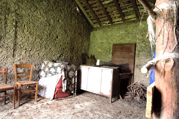 Dossena porzione cascinale con terreno Dossena