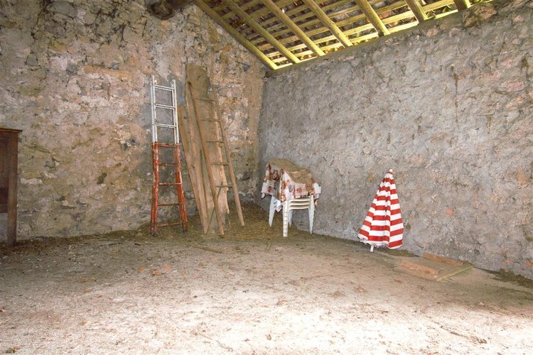 Dossena porzione cascinale con terreno Dossena