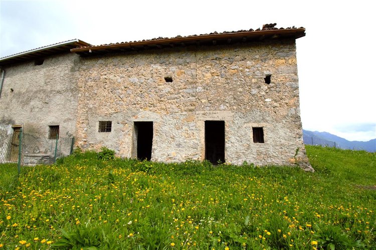 Dossena porzione cascinale con terreno Dossena