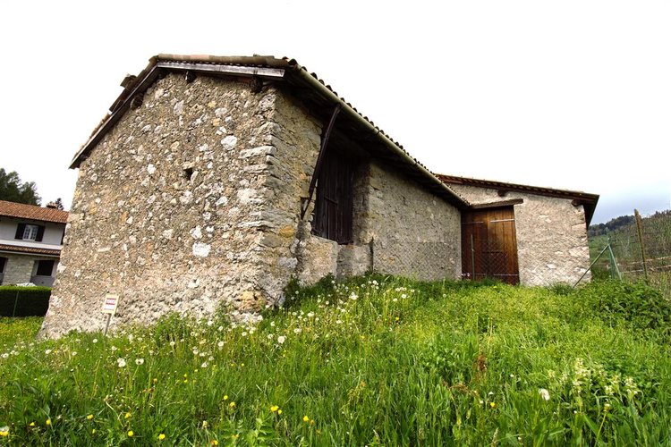 Dossena porzione cascinale con terreno Dossena