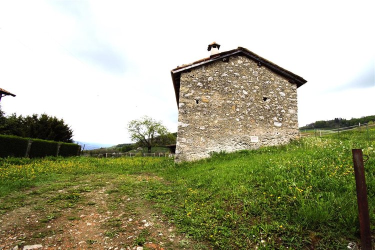 Dossena porzione cascinale con terreno Dossena