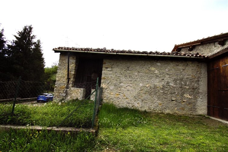 Dossena porzione cascinale con terreno Dossena