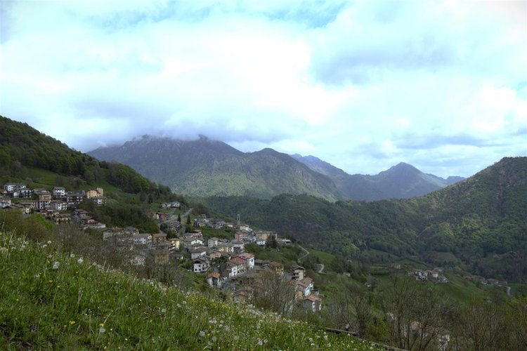 Dossena porzione cascinale con terreno Dossena