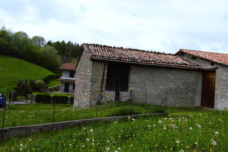 Dossena porzione cascinale con terreno Dossena