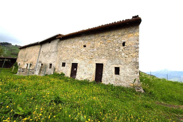 Dossena porzione cascinale con terreno Dossena
