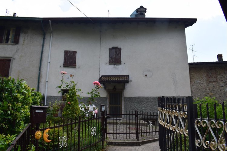 Cornalba, in casa d'epoca, ottimo trilocale con giardino