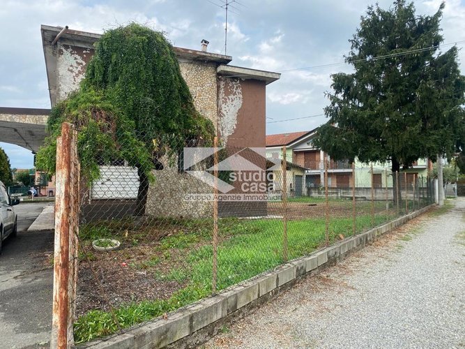 Intero Stabile da Ristrutturare Ideale per Attività Artigianali e Produttive Verdello