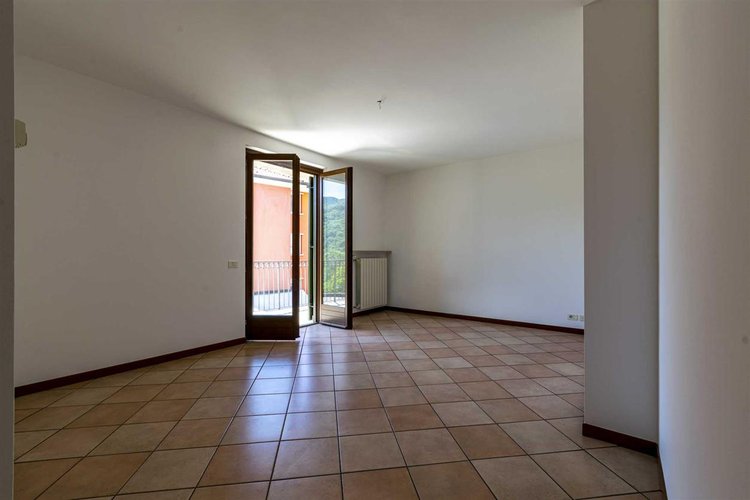 Zogno Endenna, soleggiato trilocale con cantina e box auto Zogno