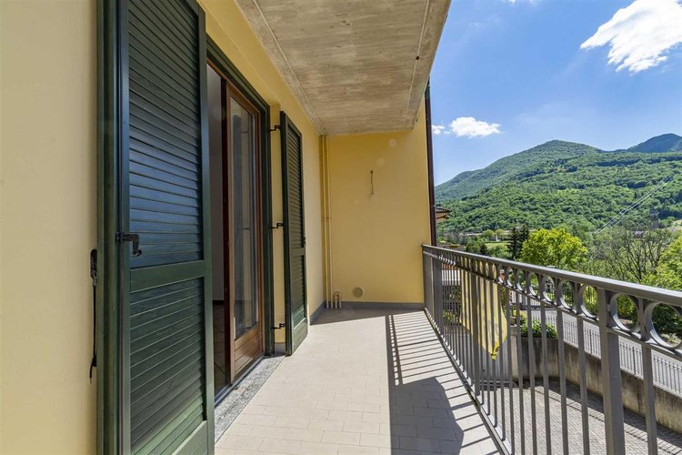 Zogno Endenna, soleggiato trilocale con cantina e box auto Zogno