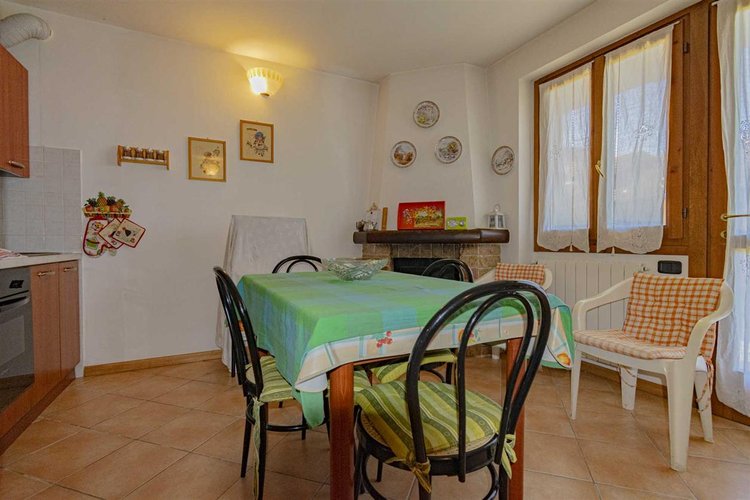 Costa Serina, in tipico, recente villino, imperdibile bilocale con giardino privato Costa Serina
