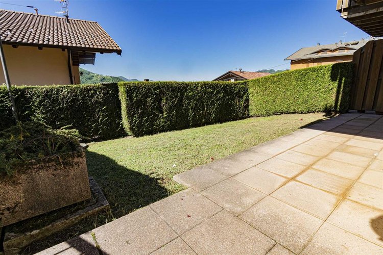 Costa Serina, in tipico, recente villino, imperdibile bilocale con giardino privato Costa Serina