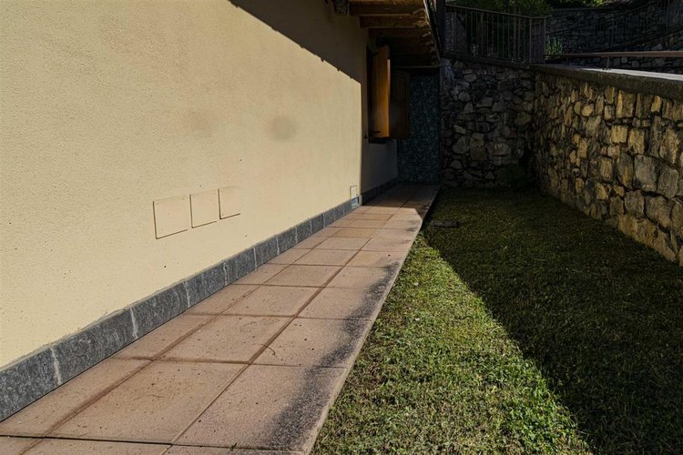Costa Serina, in tipico, recente villino, imperdibile bilocale con giardino privato Costa Serina