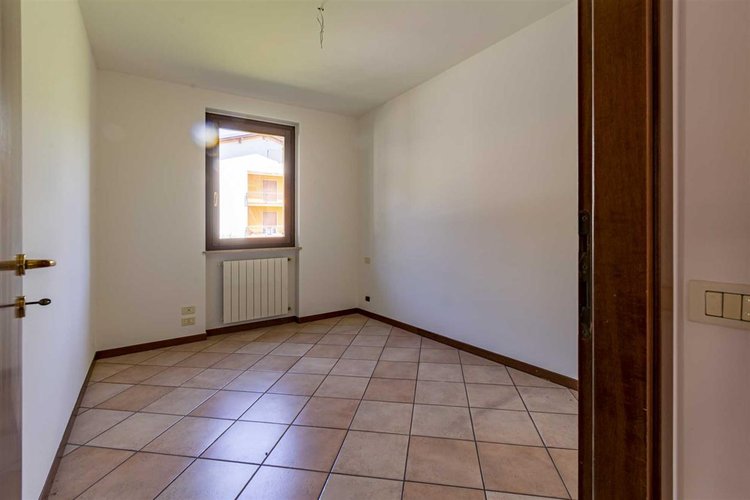 Zogno Endenna, soleggiato trilocale con cantina e box auto Zogno