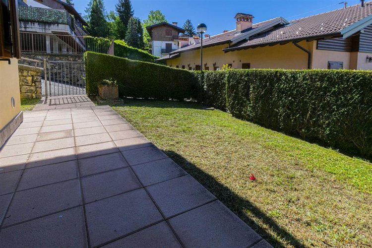 Costa Serina, in tipico, recente villino, imperdibile bilocale con giardino privato Costa Serina