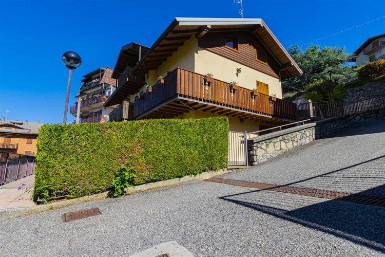 Costa Serina, in tipico, recente villino, imperdibile bilocale con giardino privato