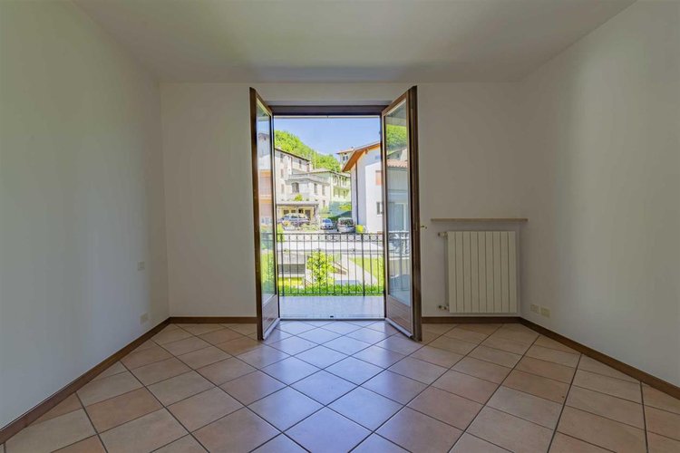 Zogno Endenna, soleggiato trilocale con cantina e box auto Zogno