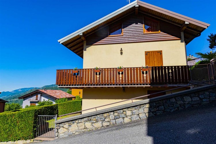 Costa Serina, in tipico, recente villino, imperdibile bilocale con giardino privato Costa Serina