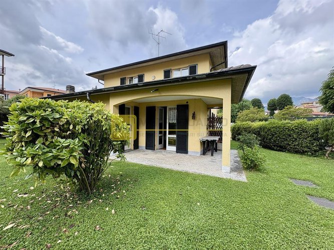 Villa indipendente con giardino privato e box di 100 mq a Galbiate
