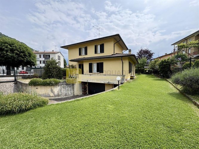 Villa indipendente con giardino privato e box di 100 mq a Galbiate Galbiate