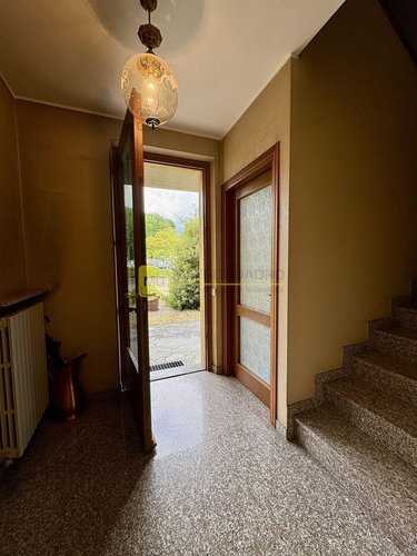 Villa indipendente con giardino privato e box di 100 mq a Galbiate Galbiate