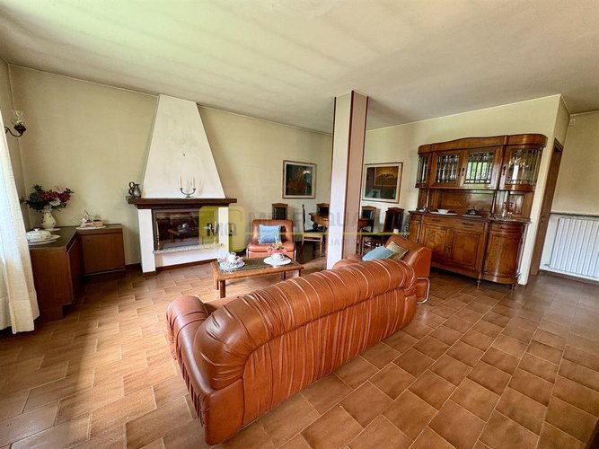 Villa indipendente con giardino privato e box di 100 mq a Galbiate Galbiate