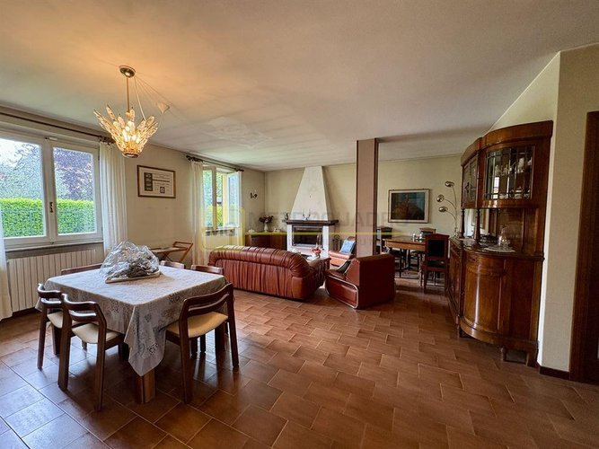 Villa indipendente con giardino privato e box di 100 mq a Galbiate Galbiate