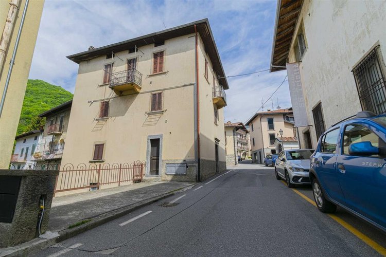 Serina, porzione di casa parzialmente ristrutturata Serina