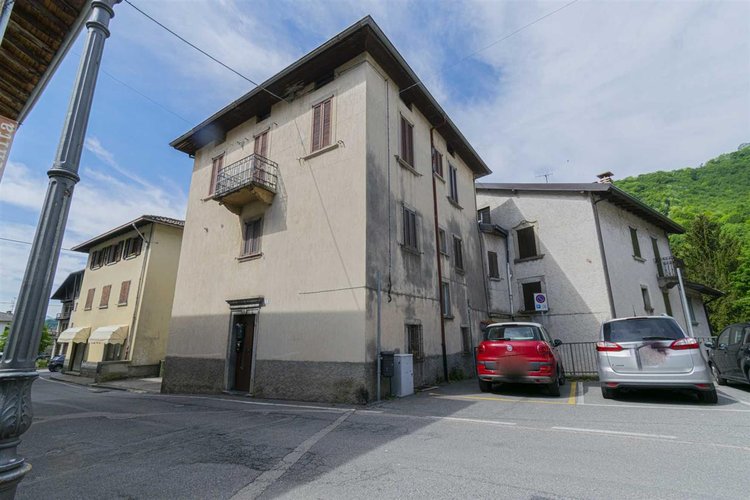 Serina, porzione di casa parzialmente ristrutturata Serina