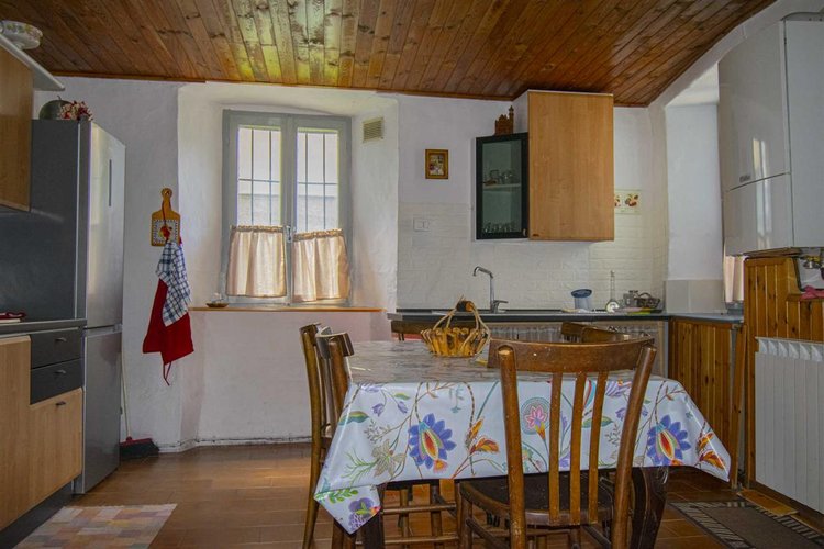 Serina, porzione di casa parzialmente ristrutturata Serina
