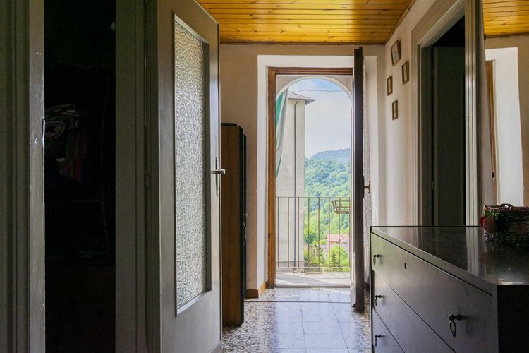 Serina, porzione di casa parzialmente ristrutturata Serina