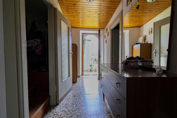 Serina, porzione di casa parzialmente ristrutturata Serina