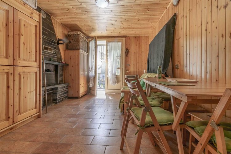 Carona, adorabile piede-a-terre con cantina Carona