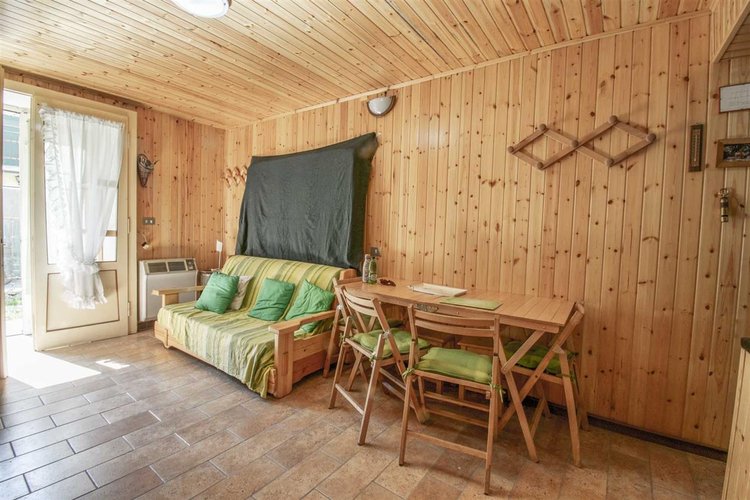 Carona, adorabile piede-a-terre con cantina Carona