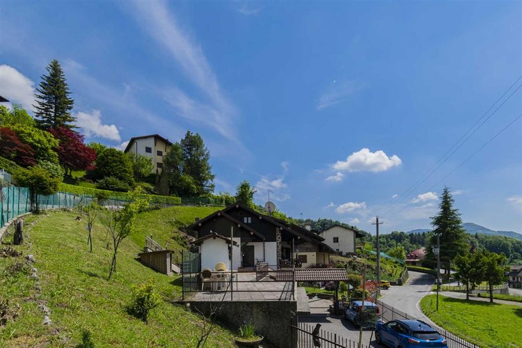 Serina Bagnella, introvabile villa singola con giardino privato, cantina e ampio box auto Serina
