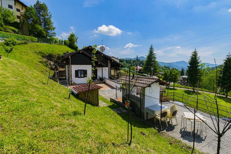 Serina Bagnella, introvabile villa singola con giardino privato, cantina e ampio box auto Serina