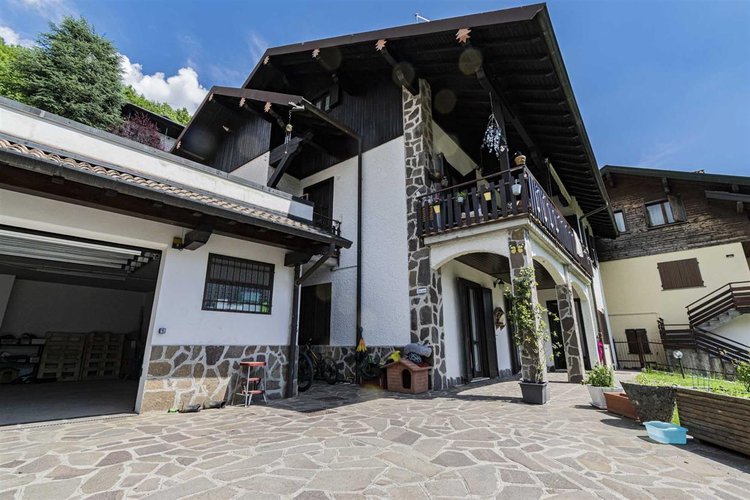Serina Bagnella, introvabile villa singola con giardino privato, cantina e ampio box auto Serina