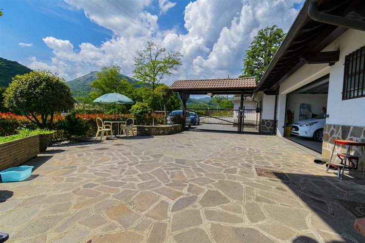 Serina Bagnella, introvabile villa singola con giardino privato, cantina e ampio box auto Serina