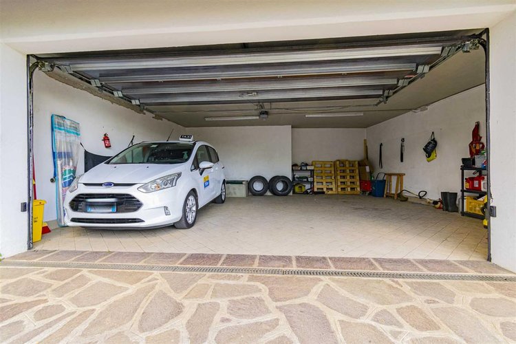 Serina Bagnella, introvabile villa singola con giardino privato, cantina e ampio box auto Serina