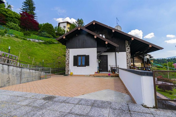 Serina Bagnella, introvabile villa singola con giardino privato, cantina e ampio box auto Serina